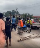 A/R: Duase drivers block road in protest of arrests of drivers charging unapproved fares
