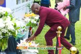 AIB Ghana boss lays flowers in tribute to victims of helicopter crash