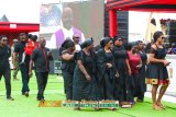 8 Wives, 8 voices – Love woven through
