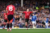 Late drama as Man Utd battle back to rescue a point at Everton