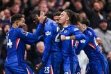 10-man Chelsea share points with Arsenal in frenetic title-chasing clash