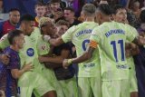 Barcelona leave it late to secure win at Levante thanks to injury-time own goal