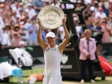Swiatek smashes Anisimova 6-0, 6-0 to claim Wimbledon crown