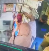 CCTV captures family of four stealing laptops from shop [Video]