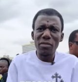 Drama at state funeral as prophet claims he can resurrect helicopter crash victims [video]