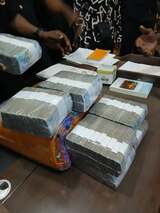 Four Policemen return GH¢85,000 found on Techiman-Kumasi highway to owner