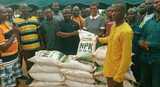 Farmers in Mpohor–Fiase receive 2,000 bags of fertilizer to boost their farm yields