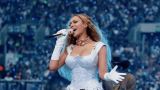 Cowboy Beyoncé dazzles nearly sold-out stadium